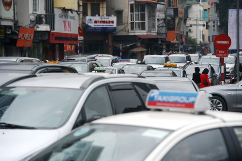 Thậm chí, có những đoạn trên phố Nguyễn Thái Học, không nhìn thấy xe máy đâu bởi 5 hàng ôtô đang dàn kín mặt. Người đi bộ muốn sang đường đúng chỗ cũng phải tìm khe lách qua.